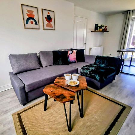 No 7 - Bright, Spacious 3 Bed Home With Parking & Wifi Huyton Dış mekan fotoğraf