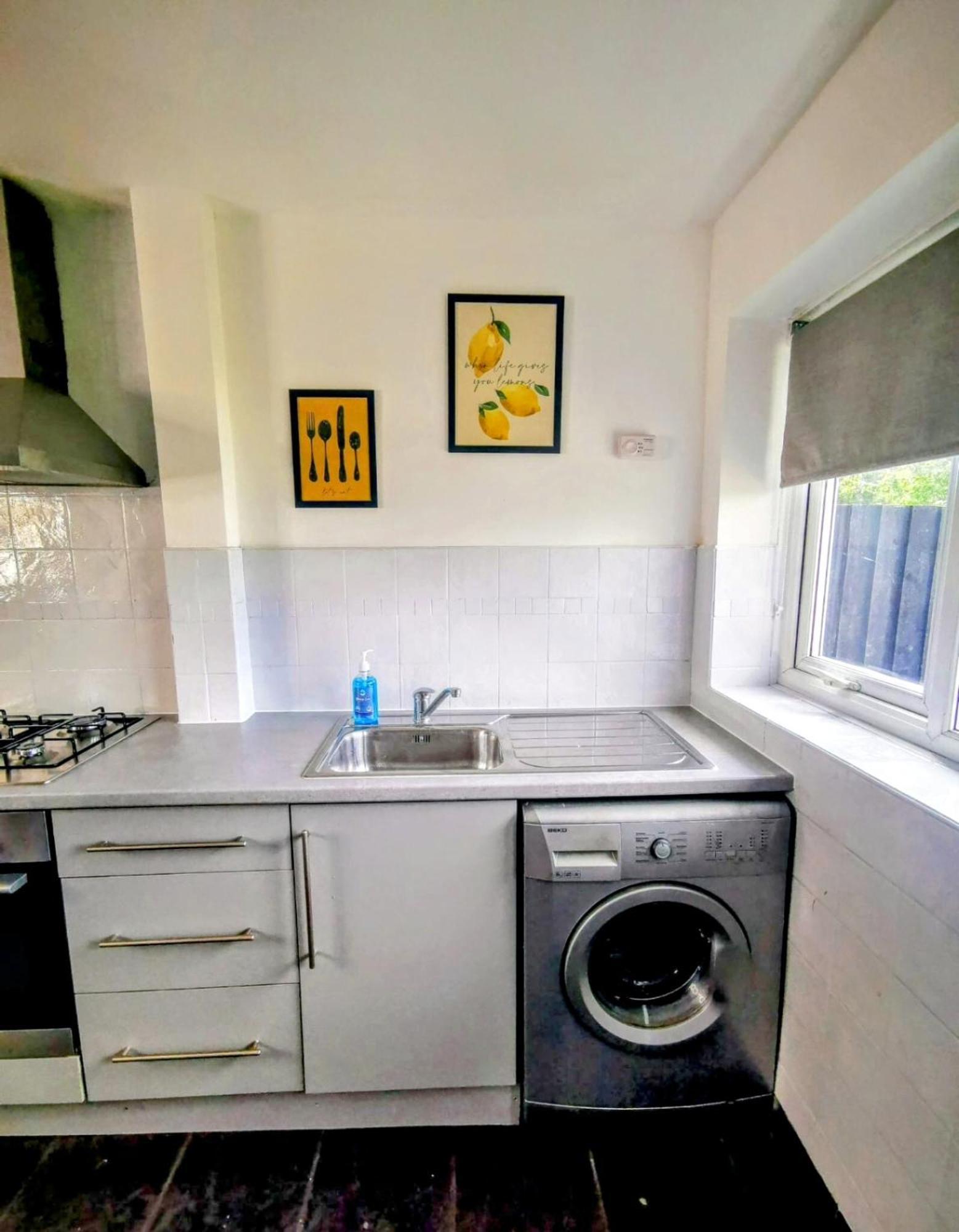 No 7 - Bright, Spacious 3 Bed Home With Parking & Wifi Huyton Dış mekan fotoğraf