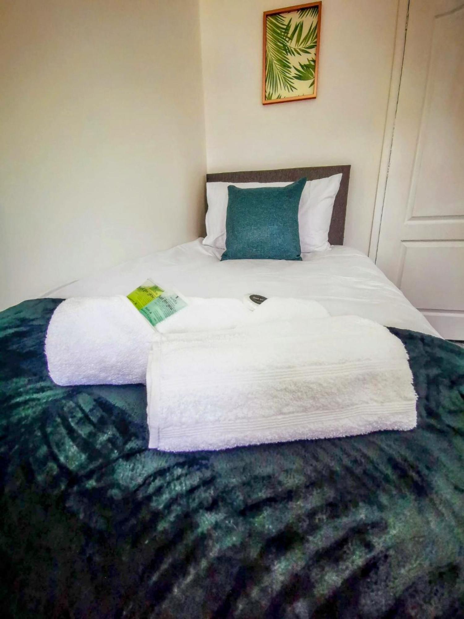 No 7 - Bright, Spacious 3 Bed Home With Parking & Wifi Huyton Dış mekan fotoğraf
