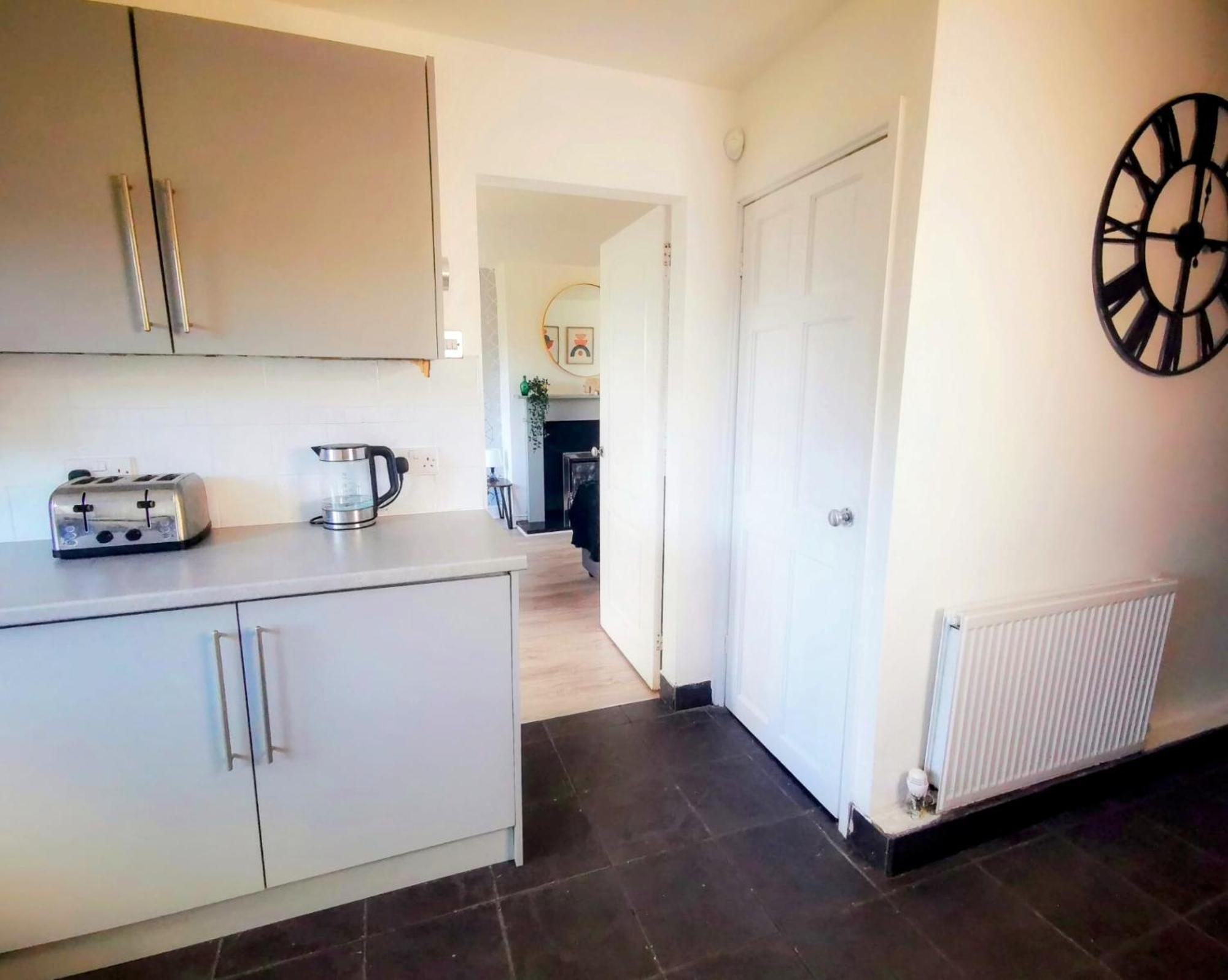 No 7 - Bright, Spacious 3 Bed Home With Parking & Wifi Huyton Dış mekan fotoğraf
