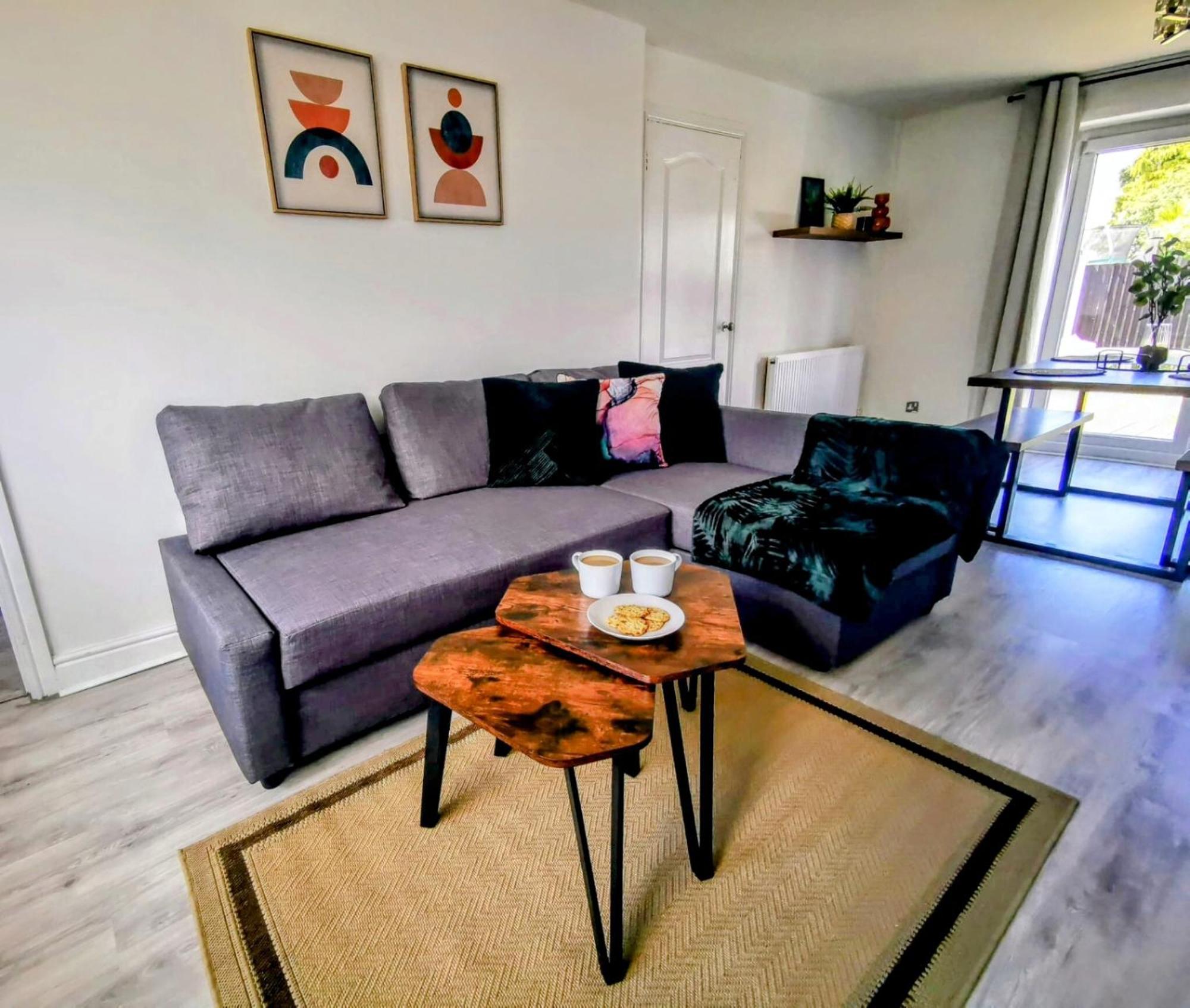 No 7 - Bright, Spacious 3 Bed Home With Parking & Wifi Huyton Dış mekan fotoğraf