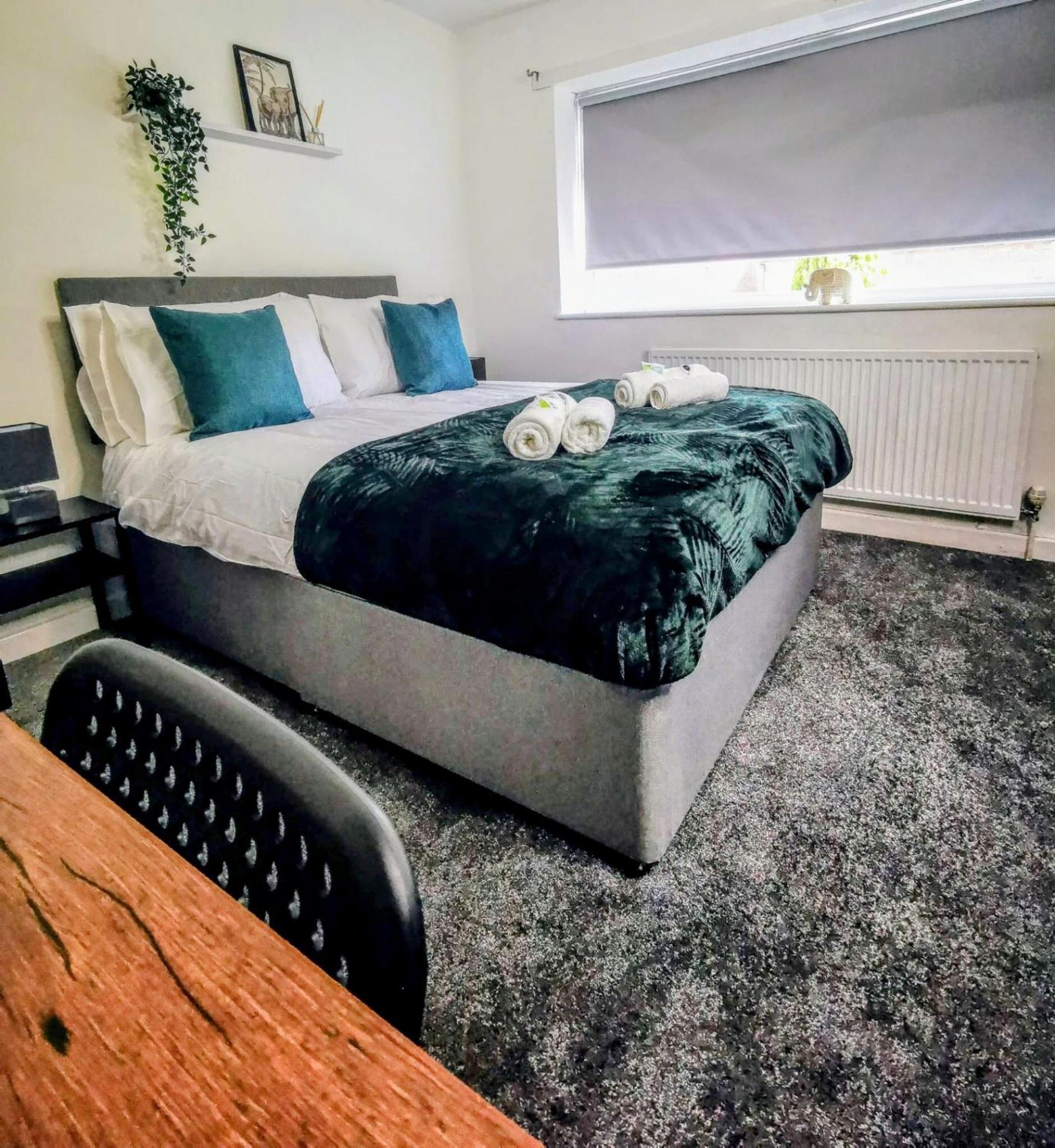 No 7 - Bright, Spacious 3 Bed Home With Parking & Wifi Huyton Dış mekan fotoğraf
