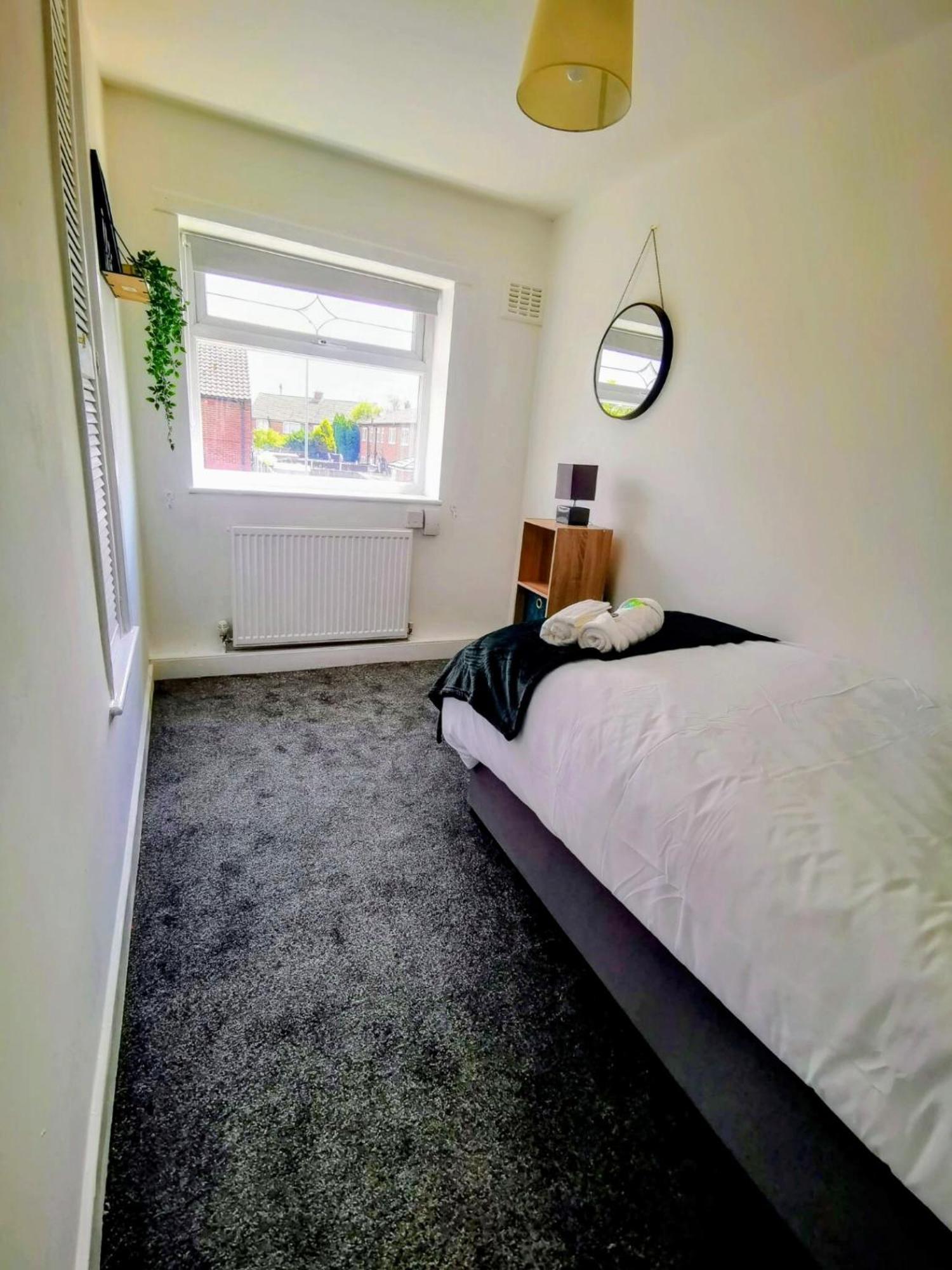 No 7 - Bright, Spacious 3 Bed Home With Parking & Wifi Huyton Dış mekan fotoğraf