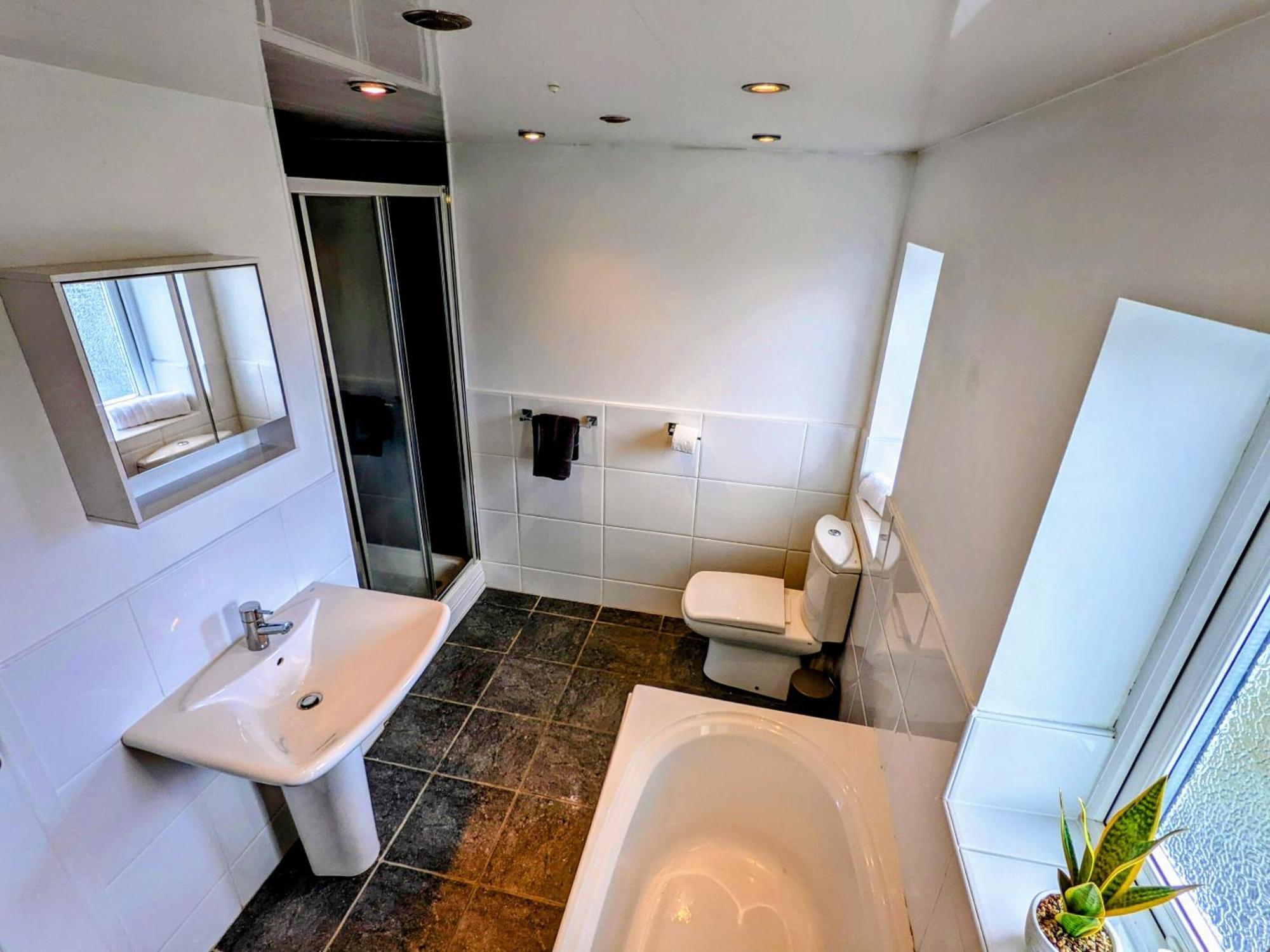 No 7 - Bright, Spacious 3 Bed Home With Parking & Wifi Huyton Dış mekan fotoğraf