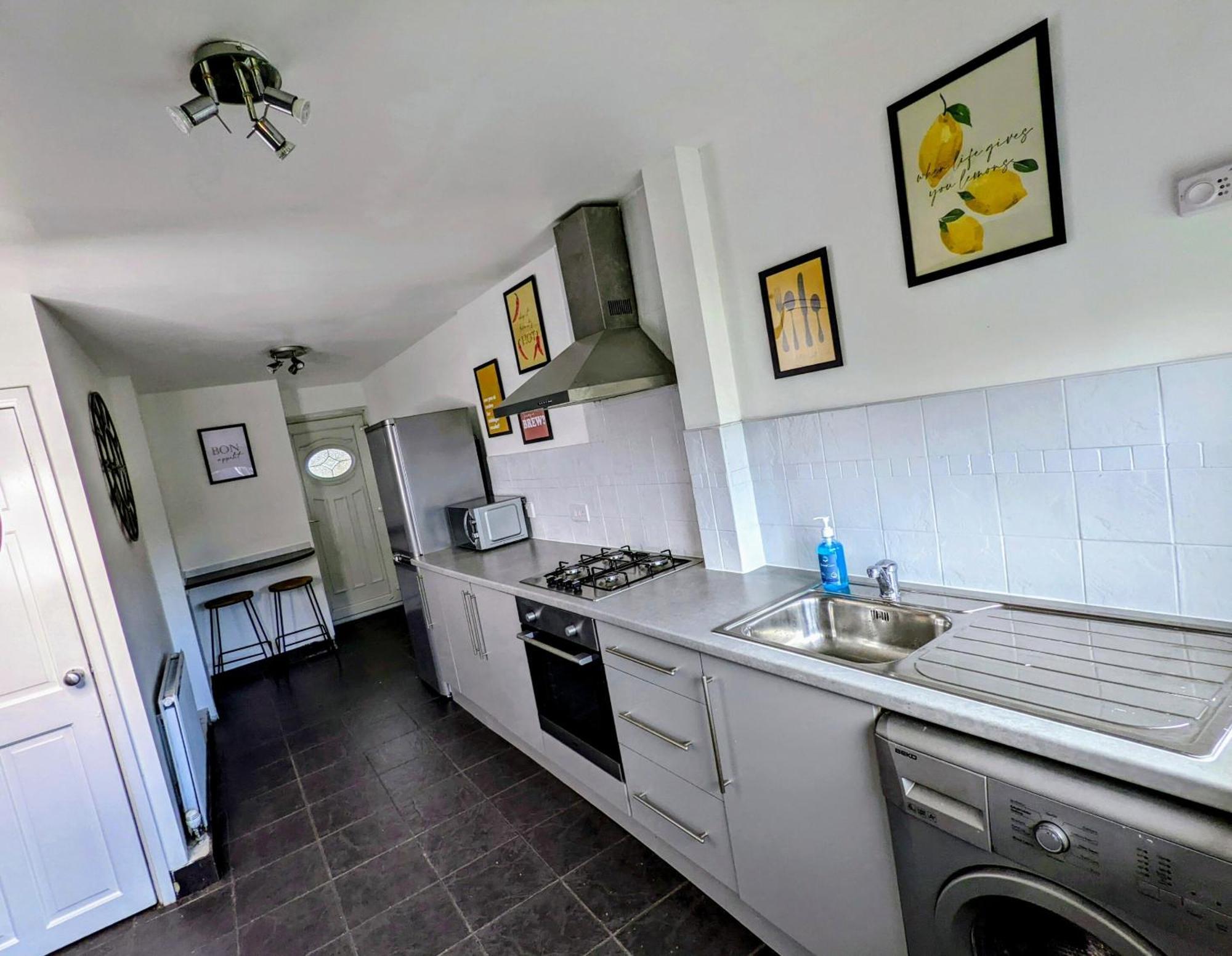 No 7 - Bright, Spacious 3 Bed Home With Parking & Wifi Huyton Dış mekan fotoğraf